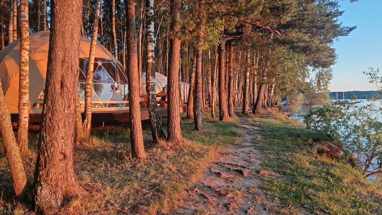 Фото Пляж на Можайском водохранилище (территория парк-отеля "Красновидово") - развлечение в Москве | Досугатор